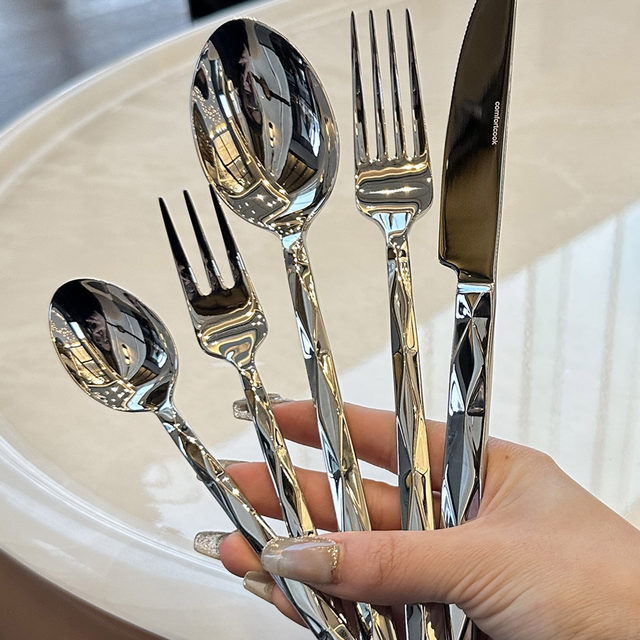 Who can refuse such beautiful tableware
