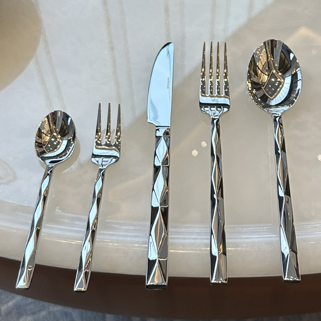 Who can refuse such beautiful tableware