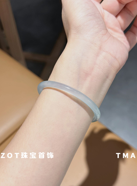天然玛瑙手镯浅蓝色玉镯女款