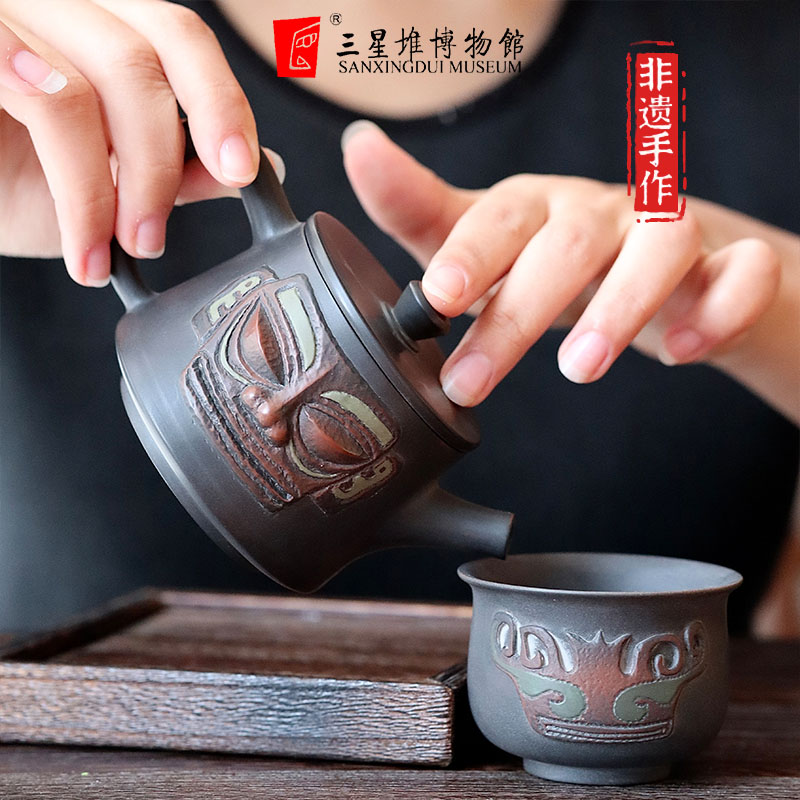 Sanxingdui Museum cultural and creative relief pot with unique insight