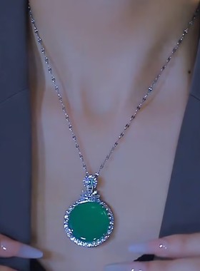 高级感绿色圆形平安牌项链