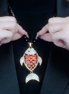 韩版时尚年年有鱼水晶吊坠毛衣链女简约长款百搭衣服挂件2022新款