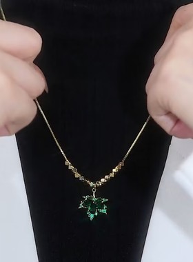 高级感转运珠绿色枫叶吊坠项链网红爆款小众设计感轻奢百搭项链女