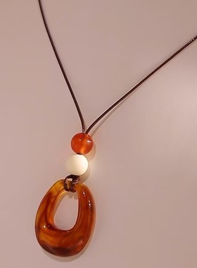 秋冬琥珀色圆形吊坠毛衣链