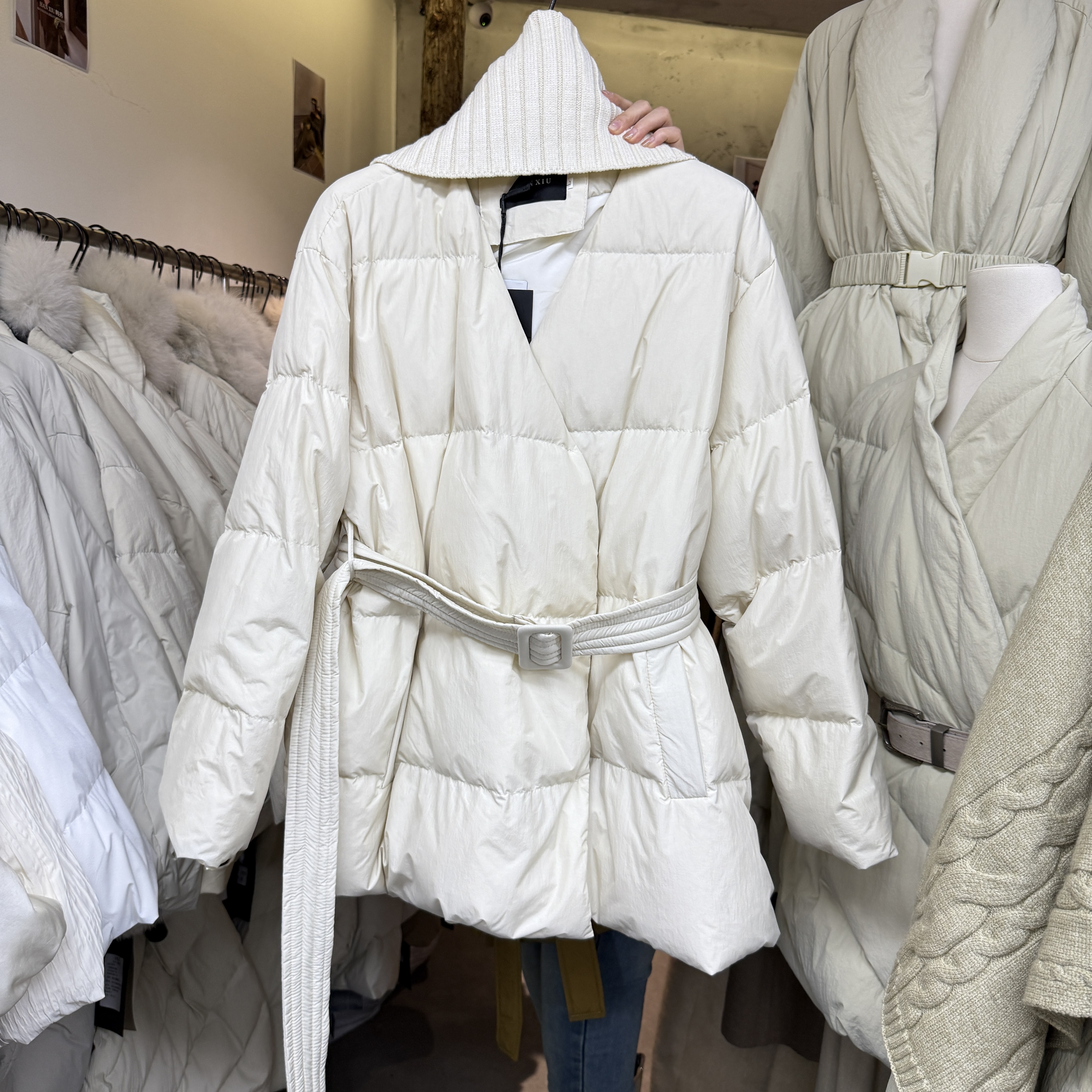 韩秀拿货2025冬季新款韩版时尚羊毛披肩系带羽绒服外套S68594W620 - 图1