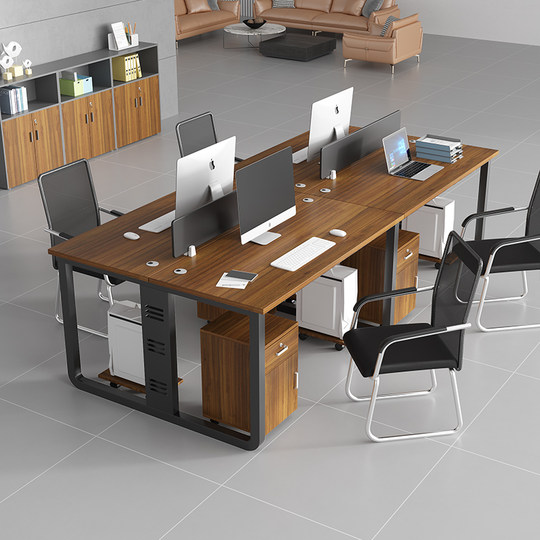 Офисные столы и стулья для персонала на шесть и четыре человека с экранными кабинками