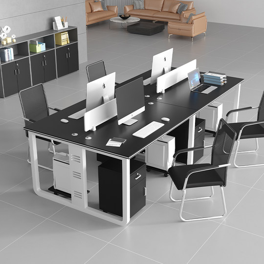 Офисные столы и стулья для персонала на шесть и четыре человека с экранными кабинками