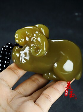 新疆黄玉羊小摆件和田玉糖玉招财羊手把件且末糖生肖羊护身把玩件