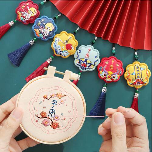 手工刺绣diy平安符香囊车挂饰汽车小挂件车内车载后视镜装饰品 - 图0