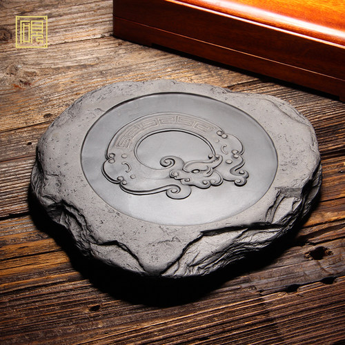 【孤品】匠心非遗传人 工艺美术大师柯崇《青铜神韵》老坑水波纹砚台 精品天然水舷坑歙砚砚台 高档文房四宝 - 图2
