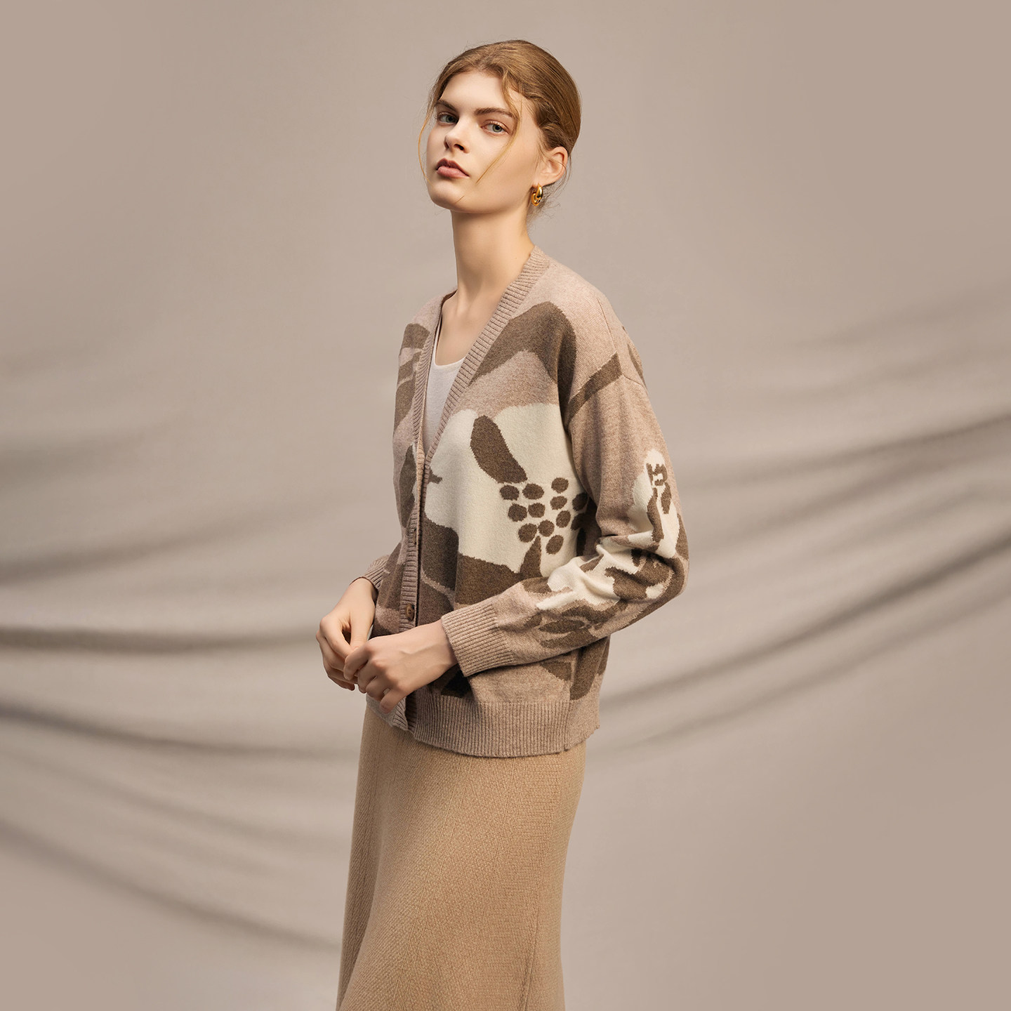 鹿王100%山羊绒衫女开衫V领花卉图案针织衫内搭保暖25年秋冬新款,淘宝优惠券,粉丝福利购,淘宝优惠卷