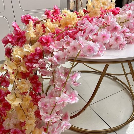 Tenture murale de fleur artificielle en rotin de fleur de cerisier simulée