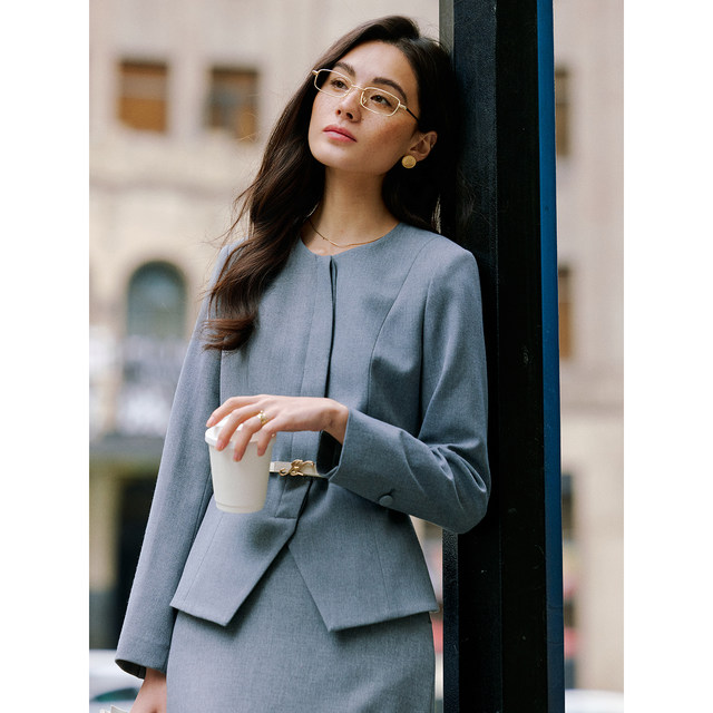 TieForHer Curator 2026 ຮູບແບບລະດູຮ້ອນແບບໃຫມ່ທີ່ມີສີຂີ້ເຖົ່າປານກາງທີ່ມີສະຕິປັນຍາສູງ, ຄໍຮອບສັ້ນແລະກະໂປງສັ້ນ