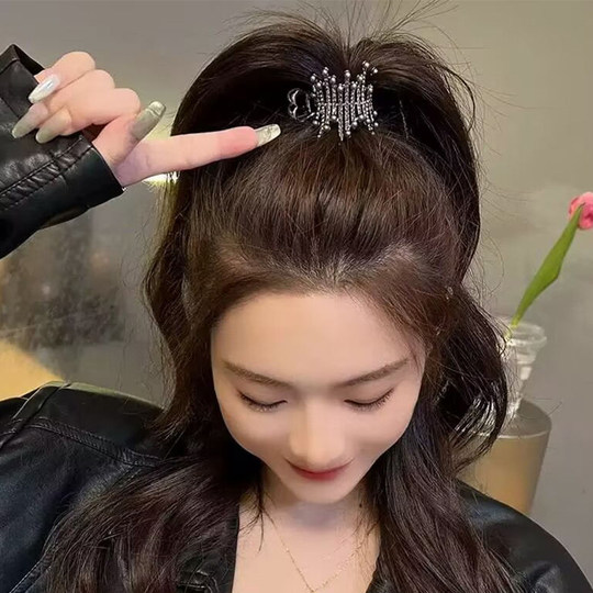 Высокий хвост, фиксированный головной убор с заколкой-заколкой