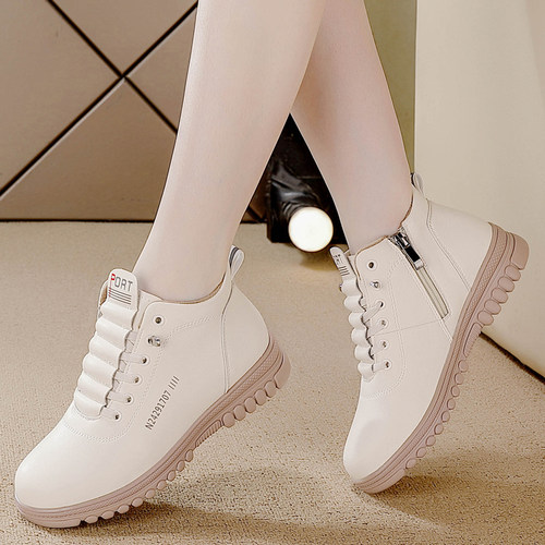 真皮小白鞋女2025冬季新款加绒妈妈鞋百搭中老年超轻防滑休闲皮鞋 - 图0