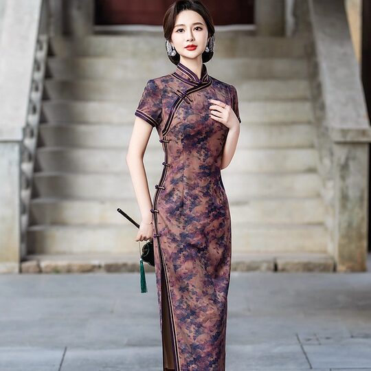 Sister Fang's live broadcast benefit shoots cheongsam modified daily dress