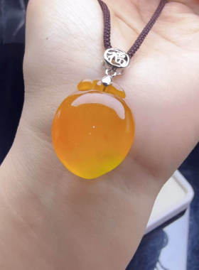 拍卖缅甸翡翠冰种寿桃玉吊坠高冰黄翡男女款桃子挂件玉坠