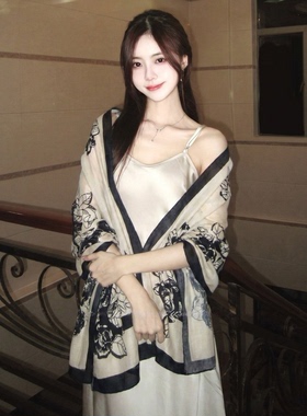 名媛黑色印花人字纹丝巾披肩