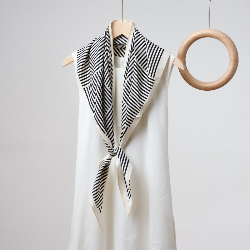 丝巾黑白条纹三角巾爆款新款简约印花搭配西装仿真丝腰带女百搭