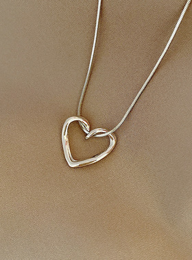 个性简约爱心钛钢项链网红气质轻奢镂空吊坠冷淡风复古嘻哈锁骨链