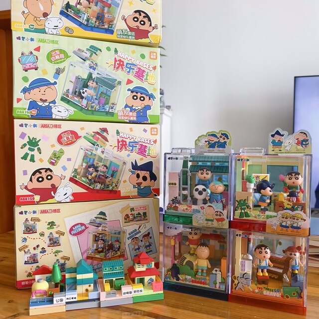 Crayon Shin-chan Happy Base Amusement Park Kindergarten Toy Store Assembly Fun High Building Block Ornament Birthday Gift