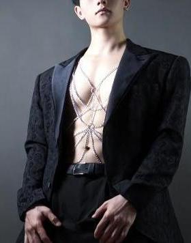 男模酒吧直播性感男士身体链