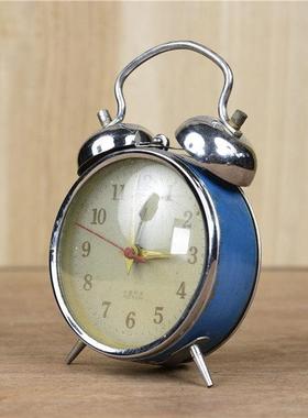 老式机械发条小闹钟老钟表装饰摆设收藏怀旧橱窗电影道具老物件