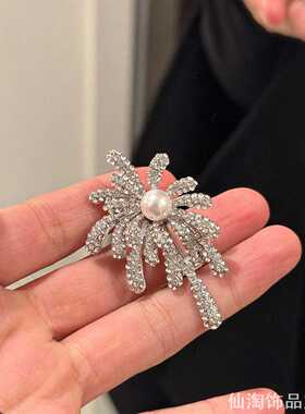 女士放射烟花胸花满铺闪钻仿珍珠轻奢风秋冬大衣毛衣礼服装饰胸饰