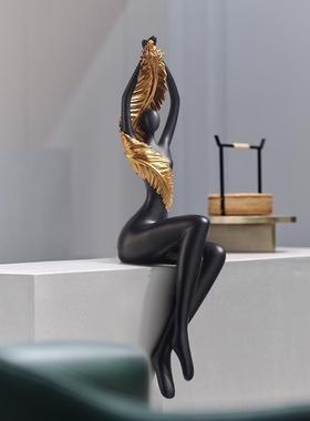 现代极简艺术吊脚坐姿人物摆件创意隔断软装高级客厅电视柜装饰品