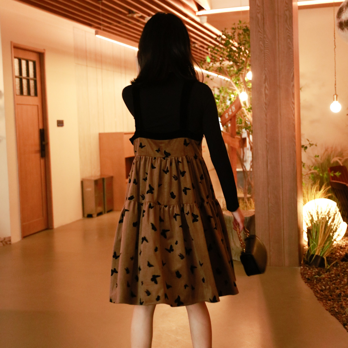 西町村屋吊带裙女冬季新款法式浪漫丝绒蝴蝶收腰连衣裙AD8404001,淘宝优惠券,粉丝福利购,淘宝优惠卷