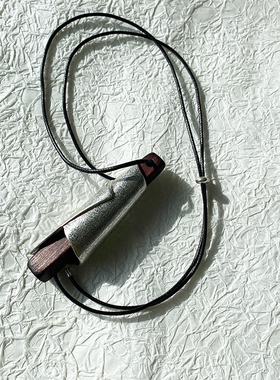 秋冬简约卷轴木质长款黑绳项链