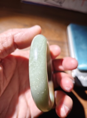 和田玉手镯且末料贵妃圈口56重58克