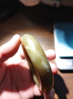 且末糖玉手镯内径56重83克