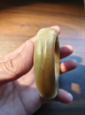 且末糖玉手镯圈口55宽21厚12重114克