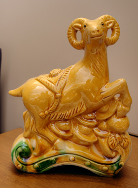 黄色陶瓷羊吉祥物家居补缺角的羊