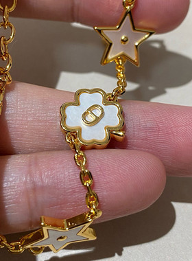 2025新款小众高级感四瓣花手链轻奢精致百搭CD字母手环女饰