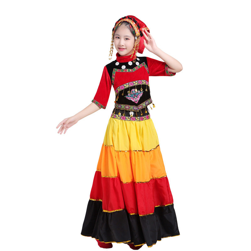 Colorful display of the Yi people during the July Torch Festival
