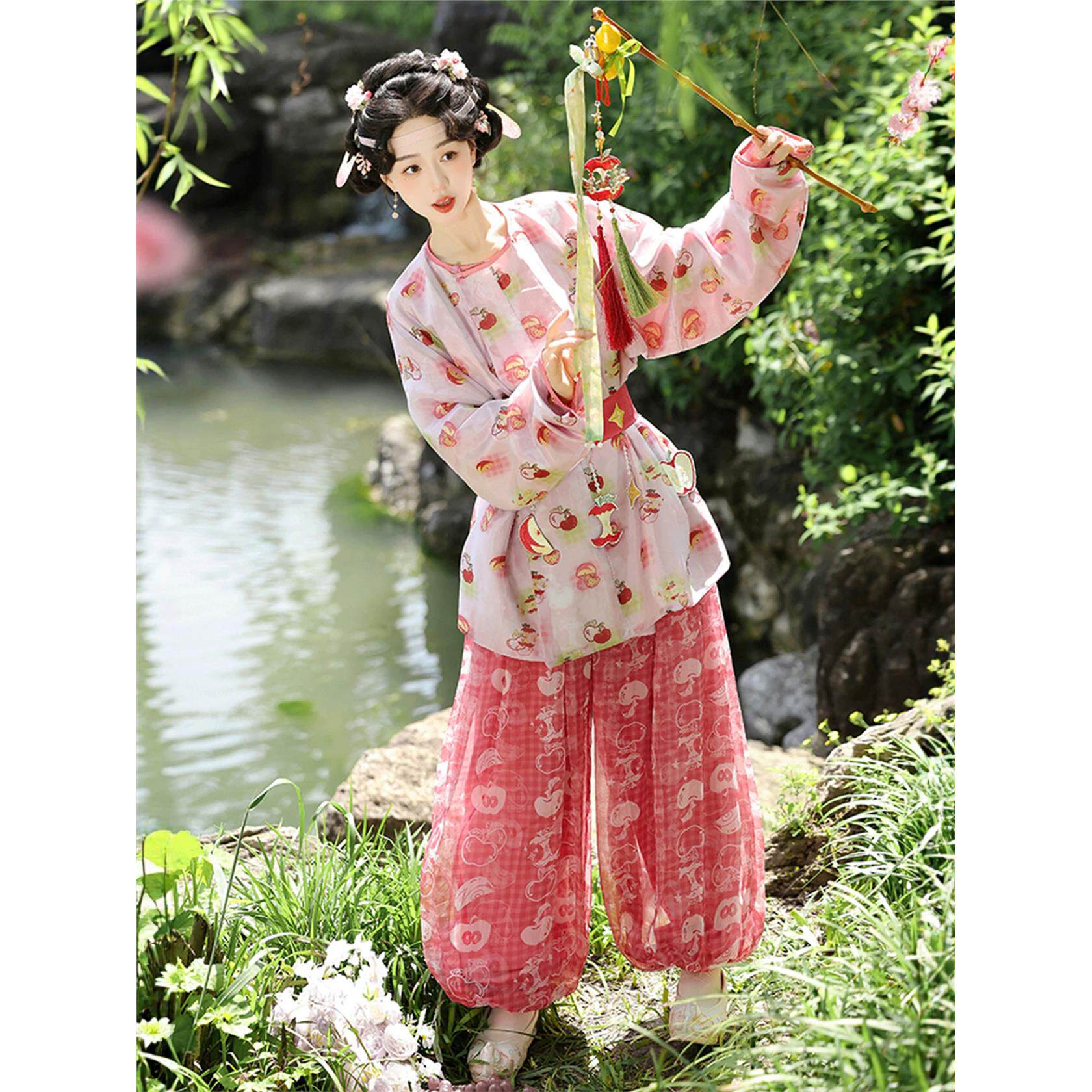 Original Tang Dynasty embroidered short round neck robe