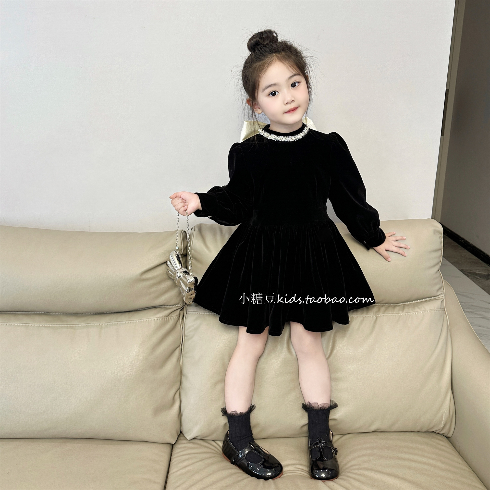 女童蝴蝶结系带丝绒连衣裙2025秋冬女孩加绒气质赫本风小黑裙礼服 - 图0