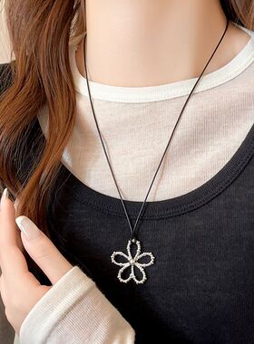 银色镂空花朵吊坠黑绳项链女款2025新款轻奢小众可调节大小锁骨链