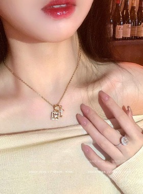 小幸运!十字吊牌项链女轻奢小众2025秋冬锁骨链气质高级感毛衣链