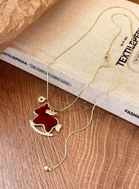 红色丝绒小马吊坠项链女2026新款配饰品新年毛衣链高级感轻奢小众