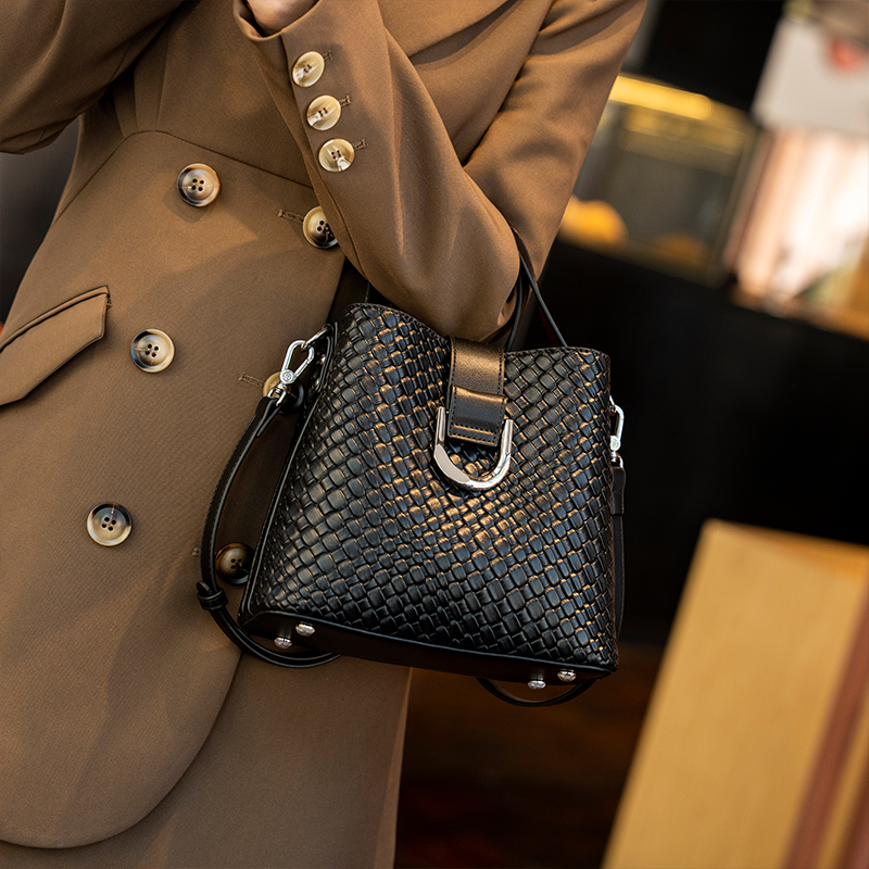 品牌编织包包女式2025新款水桶包女宽肩带百搭斜挎包单肩手提女包,淘宝优惠券,粉丝福利购,淘宝优惠卷