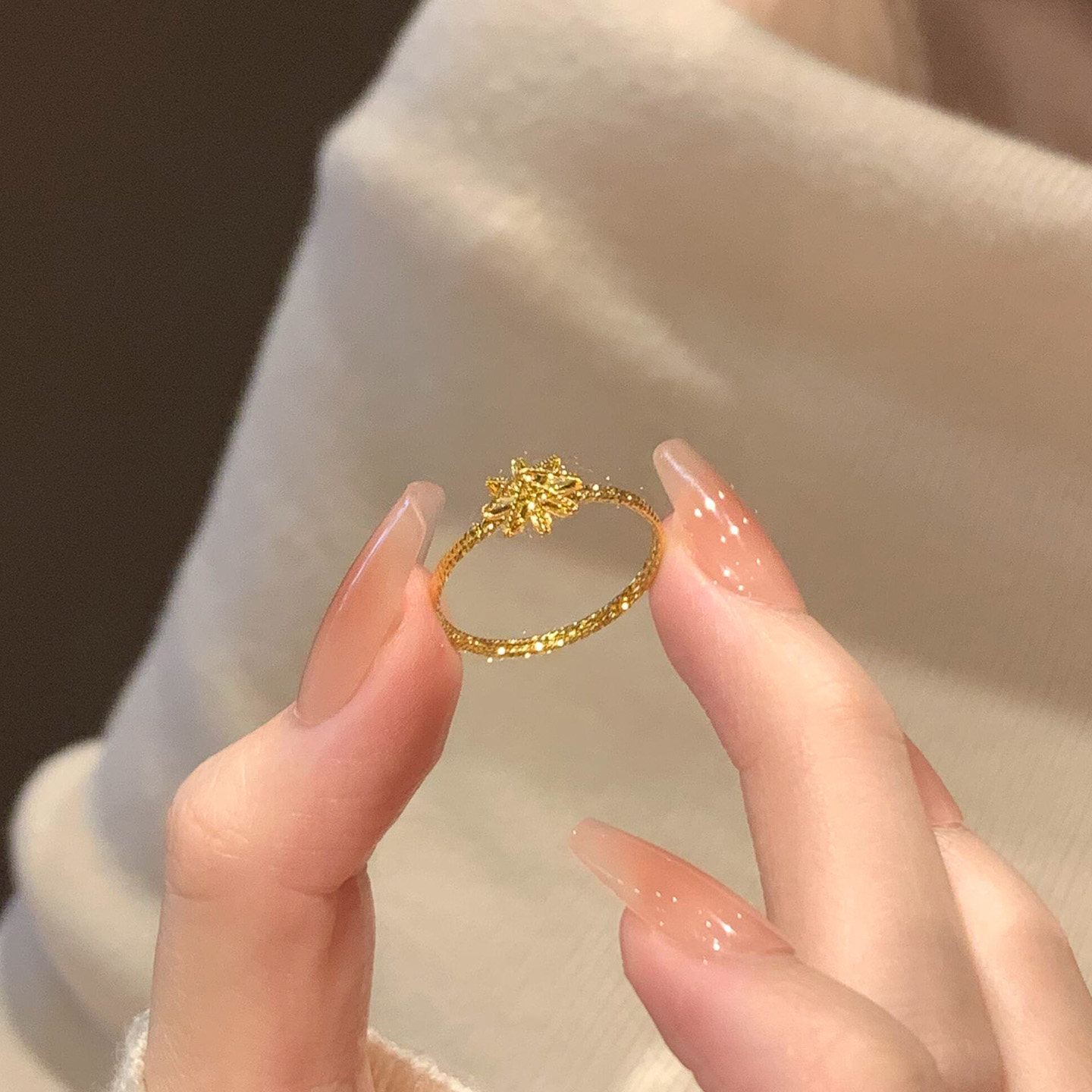 Flashing golden eight-pointed star ring for women, light luxury and high-end sense