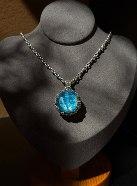 GEROCHRISTO圆形大宝石浮雕吊坠