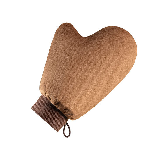 Apply body lotion to the back with a magic tool and make-up cream gloves