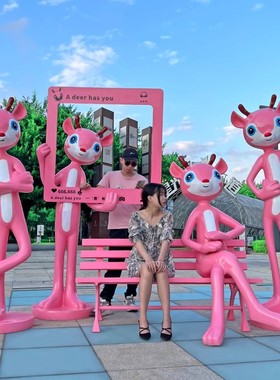 户外卡通动物梅花鹿雕塑玻璃钢网红休闲公园园林景区商场美陈摆件