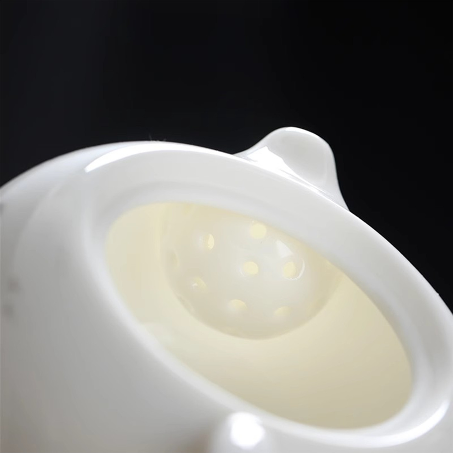 Small fresh mutton fat jade is transparent and easy to clean