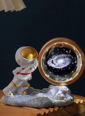 跨年礼物送男生发光宇航员桌面摆件太空人水晶球小夜灯房间装饰品