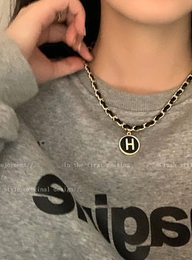 字母皮革圆牌时尚个性吊坠项链